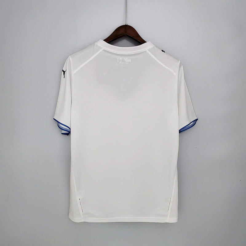 Camisa Itália Away II 2006/07 Puma Retrô masculina, branca, com escudo da seleção italiana no peito e detalhes clássicos da temporada 2006/07, feita em tecido leve e confortável, ideal para colecionadores, fãs de futebol retrô e uso casual.”