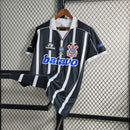 

"Camisa retrô do Corinthians modelo away 1999, inspirada no uniforme usado fora de casa na temporada histórica. Fabricada pela Topper, possui design clássico com detalhes autênticos, ideal para torcedores nostálgicos e colecionadores. Estilo vintage que celebra a tradição alvinegra."


