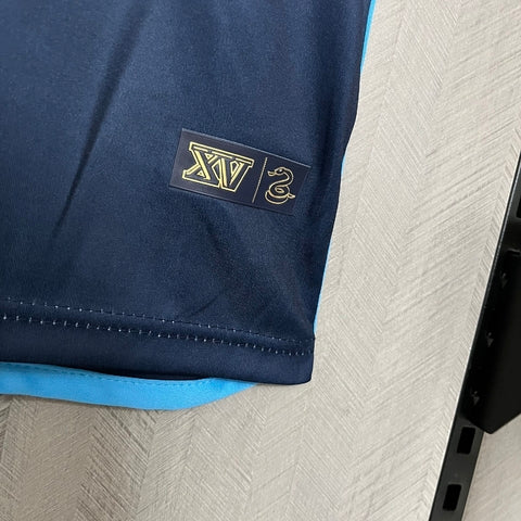 Camisa Philadelphia Union Home I 2024/25 Adidas Torcedor Masculina azul – uniforme principal do time com design moderno e detalhes em dourado, simbolizando a força e tradição do clube. Ideal para torcedores que valorizam conforto, estilo e identidade esportiva.
