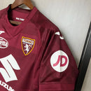 “Camisa Torino Home I 2024/25 Torcedor Masculina Vinho com detalhes brancos, escudo bordado e design clássico que representa a tradição do clube italiano.”