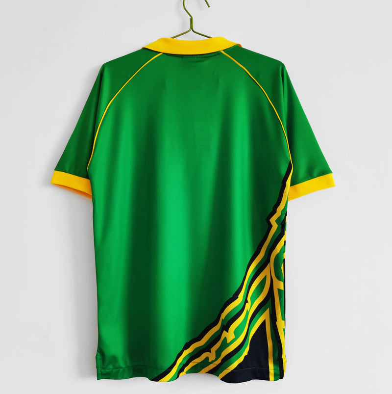 Camisa Jamaica Away II 1998/99 Kappa Retrô Masculina verde – uniforme clássico da seleção jamaicana com design histórico, escudo bordado e logo Kappa, ideal para colecionadores e fãs de futebol retrô."