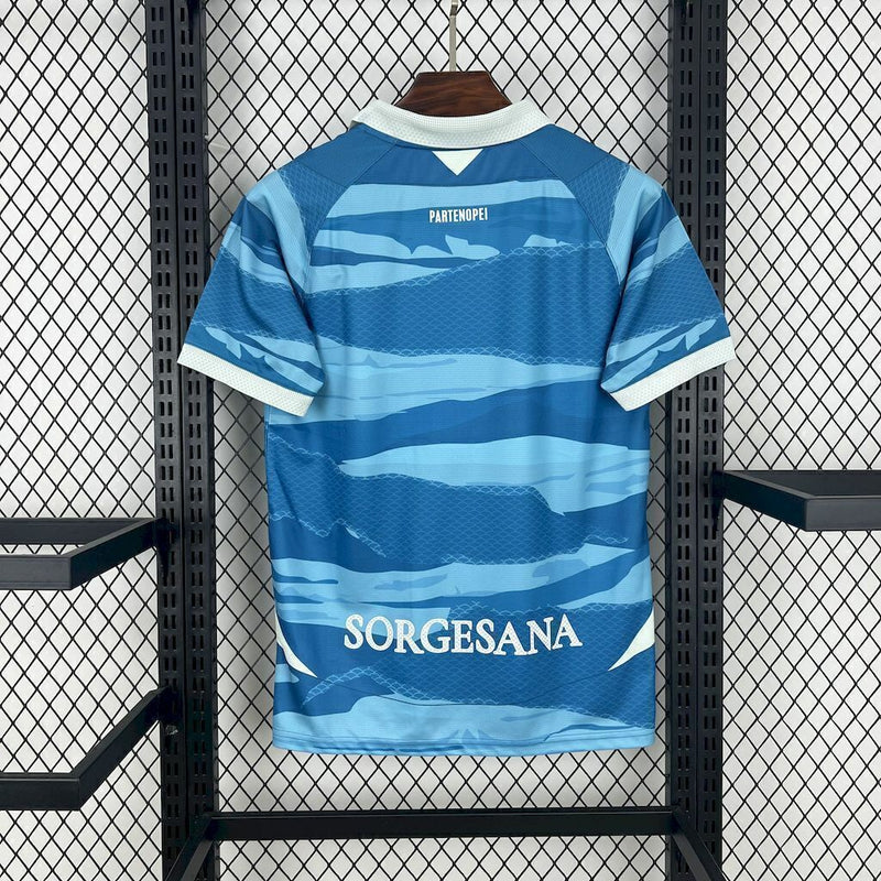 Camisa Napoli 2025/26 Edição Especial Torcedor Masculina - modelo azul com escudo estampado no peito, gola careca e design exclusivo da temporada, vista frontal.
