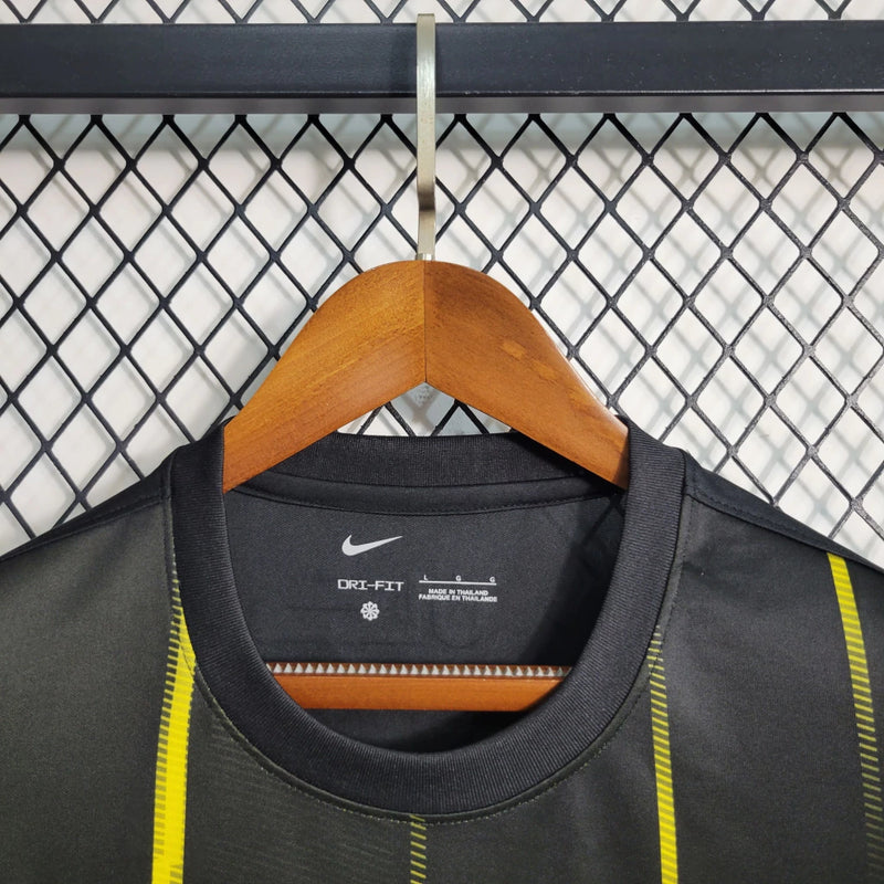 Camisa Al-Ittihad Third (3) 2023/24 Nike Torcedor Masculina com design moderno em cores exclusivas, escudo oficial estampado e tecido leve com tecnologia Dri-FIT para alta respirabilidade e conforto.