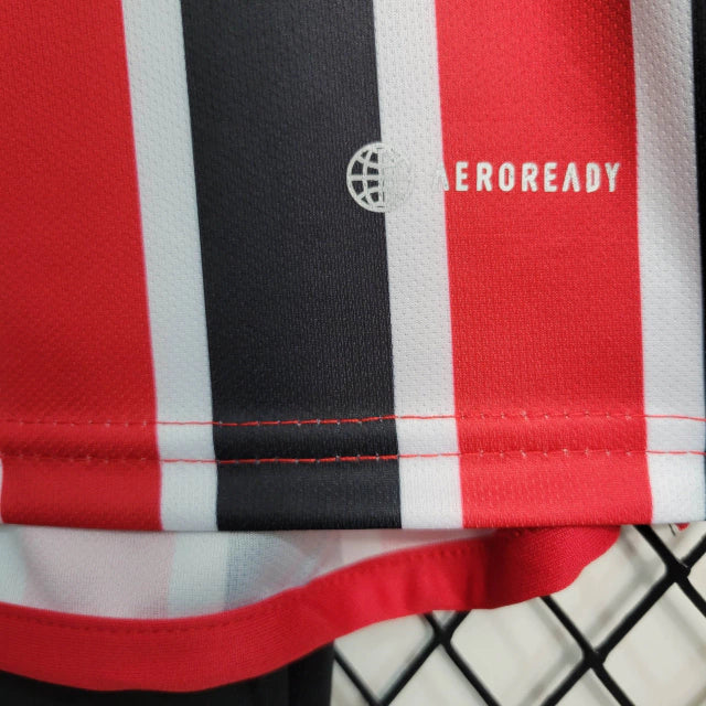 "Kit Infantil São Paulo Away (2) 2023/24 Adidas – uniforme reserva oficial infantil com camisa e short, nas cores tradicionais do Tricolor Paulista, ideal para jovens torcedores do SPFC.