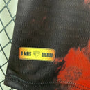 Kit Infantil São Paulo FC Third 2024/25 New Balance para pequenos torcedores, camisa manga curta e shorts oficiais, cores preta, vermelha e branca, escudo bordado do SPFC e logo New Balance, conforto e estilo para crianças de 3 a 13 anos