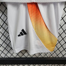 "Kit Infantil Alemanha Home 2024/25 Adidas – camisa branca com detalhes em preto e vermelho e shorts combinando, uniforme infantil oficial da seleção alemã, leve, respirável e confortável para crianças de 3 a 13 anos."

