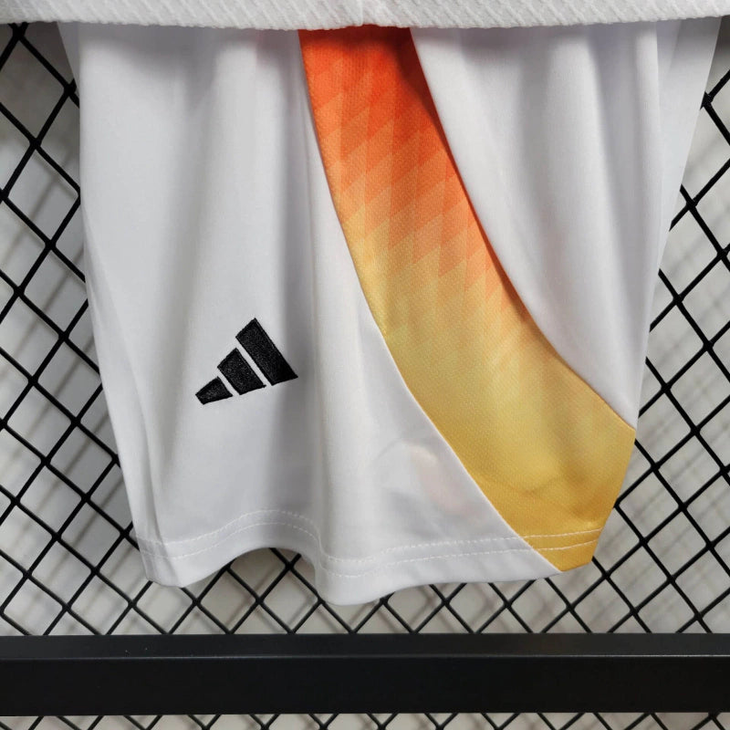 "Kit Infantil Alemanha Home 2024/25 Adidas – camisa branca com detalhes em preto e vermelho e shorts combinando, uniforme infantil oficial da seleção alemã, leve, respirável e confortável para crianças de 3 a 13 anos."
