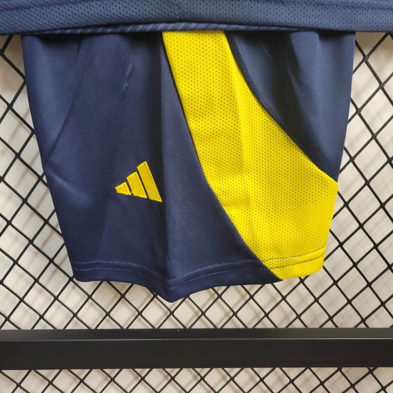Kit Infantil Escócia 2024/25 Adidas – camisa azul royal com detalhes brancos e shorts combinando, uniforme oficial infantil da seleção escocesa, leve, respirável e confortável para crianças de 3 a 13 anos