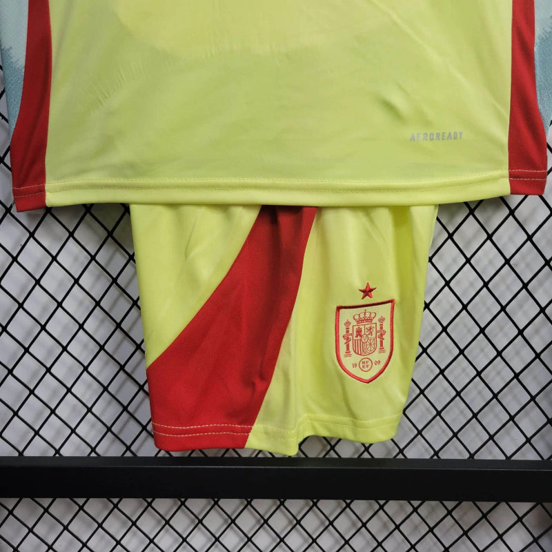 Kit Infantil Espanha Away 2024/25 Adidas – camisa azul escura com detalhes em vermelho e dourado e shorts combinando, uniforme oficial infantil da seleção espanhola, leve e confortável para crianças de 3 a 13 anos."