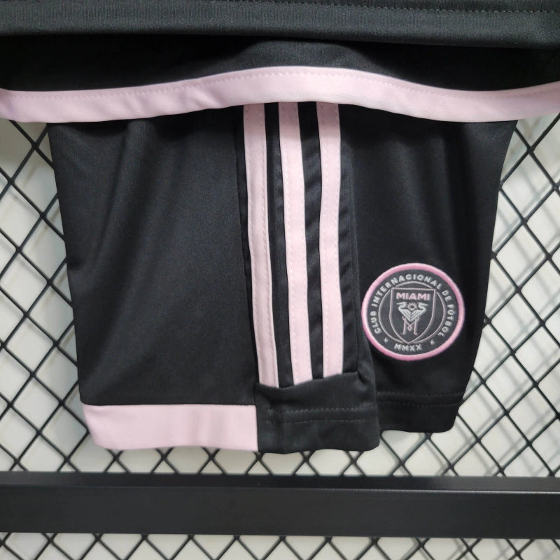 "Kit Infantil Inter Miami Away 2024/25 Adidas – camisa rosa vibrante com detalhes em preto e shorts combinando, uniforme infantil oficial do Inter Miami, leve, respirável e confortável para crianças de 3 a 13 anos."