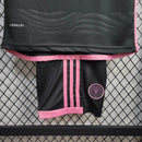 Kit Infantil Inter Miami Away 2024/25 Adidas – camisa rosa vibrante com detalhes em preto e shorts combinando, uniforme infantil oficial do Inter Miami, leve, respirável e confortável para crianças de 3 a 13 anos."