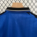 Detalhe do escudo bordado no Kit Infantil Retrô Argentina Away 1994/95 Adidas, qualidade premium e acabamento fiel ao modelo clássico."