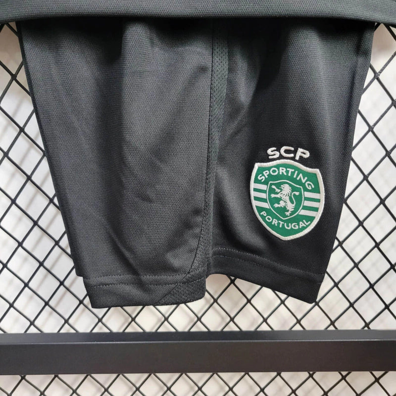 Kit Infantil Sporting CP Third III 2024/25 Nike – camisa com cores vibrantes e detalhes sofisticados, shorts combinando, uniforme infantil oficial do Sporting CP, leve, respirável e confortável para crianças de 3 a 13 anos."