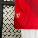 Kit Infantil Universidad Católica Away 2024/25 Puma – camisa vermelha com detalhes em branco e shorts combinando, uniforme infantil oficial da Universidad Católica, leve, respirável e confortável para crianças de 3 a 13 anos."