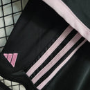 "Kit Infantil Inter Miami Away 2024/25 Adidas – camisa rosa vibrante com detalhes em preto e shorts combinando, uniforme infantil oficial do Inter Miami, leve, respirável e confortável para crianças de 3 a 13 anos."