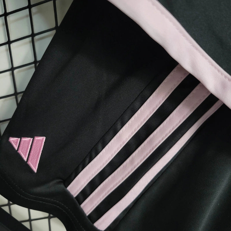 "Kit Infantil Inter Miami Away 2024/25 Adidas – camisa rosa vibrante com detalhes em preto e shorts combinando, uniforme infantil oficial do Inter Miami, leve, respirável e confortável para crianças de 3 a 13 anos."
