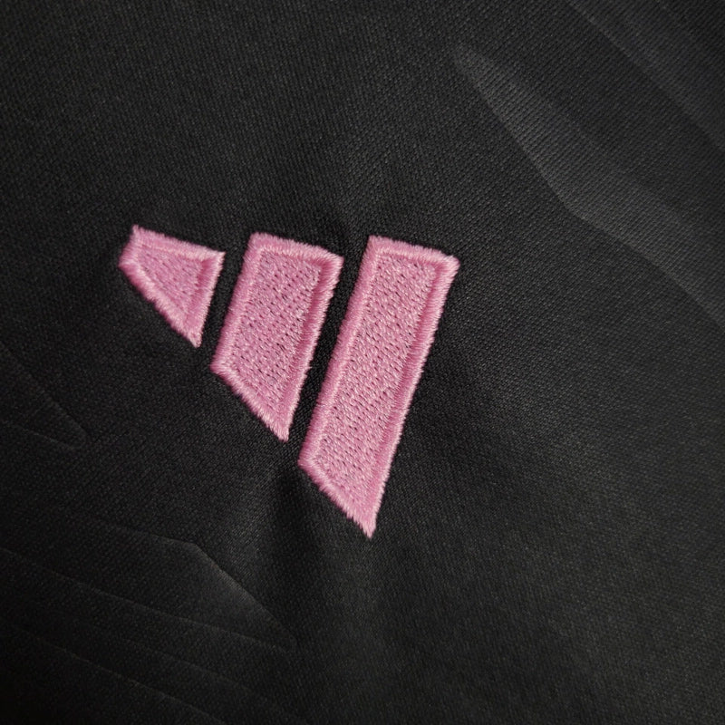 Kit Infantil Inter Miami Away 2024/25 Adidas – camisa rosa vibrante com detalhes em preto e shorts combinando, uniforme infantil oficial do Inter Miami, leve, respirável e confortável para crianças de 3 a 13 anos."