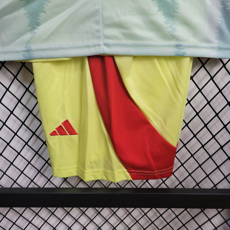 Kit Infantil Espanha Away 2024/25 Adidas – camisa azul escura com detalhes em vermelho e dourado e shorts combinando, uniforme oficial infantil da seleção espanhola, leve e confortável para crianças de 3 a 13 anos."