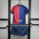 Kit Infantil Barcelona Home (1) 2024/25 Nike – uniforme azul e grená com camisa e short, tecido leve e respirável com tecnologia Dri-FIT, ideal para crianças de 3 a 13 anos torcerem e jogarem com conforto."
