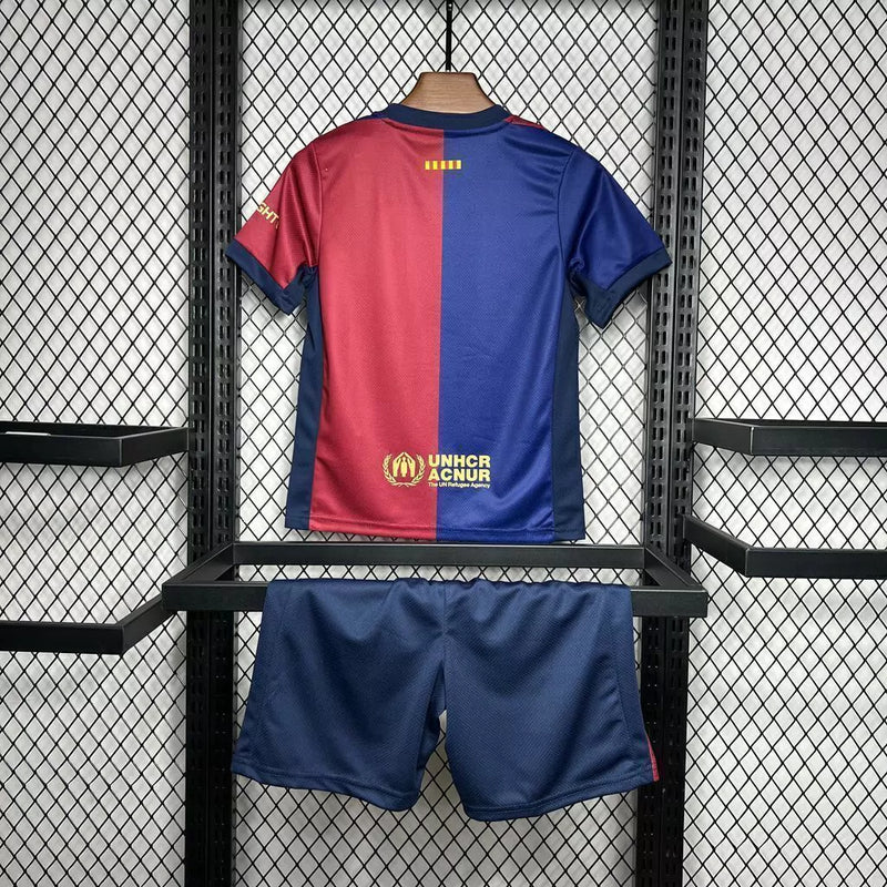Kit Infantil Barcelona Home (1) 2024/25 Nike – uniforme azul e grená com camisa e short, tecido leve e respirável com tecnologia Dri-FIT, ideal para crianças de 3 a 13 anos torcerem e jogarem com conforto."
