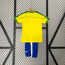 Kit Infantil Brasil Home 1998/99 Nike, camisa amarela com detalhes verdes, shorts e meias combinando, uniforme retrô oficial para crianças de 3 a 13 anos torcedoras da Seleção Brasileira."