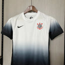 Uniforme infantil Corinthians 2024 2025 Nike home titular, camisa branca com escudo e short para criançaa de 3 a 13 anos