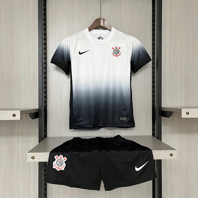 Uniforme infantil Corinthians 2024 2025 Nike home titular, camisa branca com escudo e short para criançaa de 3 a 13 anos
