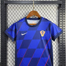 Kit Infantil Croácia Away 2024/25 Nike – camisa azul escura com detalhes vermelhos e shorts combinando, uniforme oficial infantil da seleção croata, leve e confortável para crianças de 3 a 13 anos.