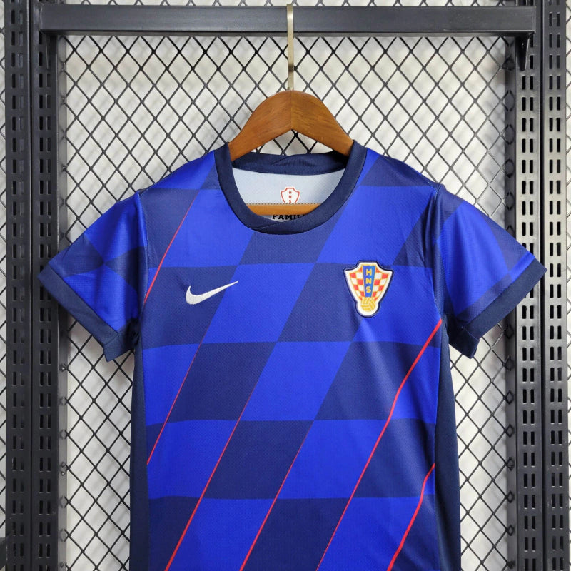 Kit Infantil Croácia Away 2024/25 Nike – camisa azul escura com detalhes vermelhos e shorts combinando, uniforme oficial infantil da seleção croata, leve e confortável para crianças de 3 a 13 anos.