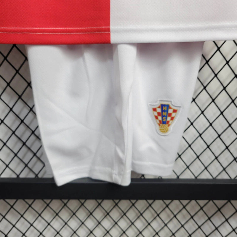 Kit Infantil Croácia Home (1) 2024/25 Nike – uniforme vermelho e branco quadriculado com camisa e shorts, tecido leve e confortável para crianças apaixonadas por futebol."