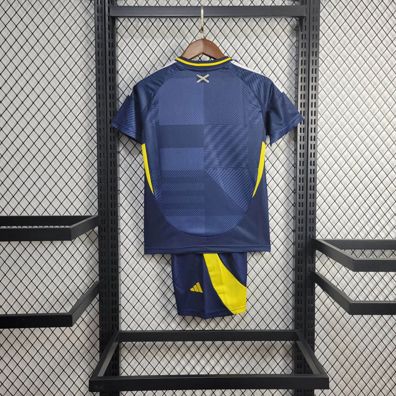 Kit Infantil Escócia 2024/25 Adidas – camisa azul royal com detalhes brancos e shorts combinando, uniforme oficial infantil da seleção escocesa, leve, respirável e confortável para crianças de 3 a 13 anos