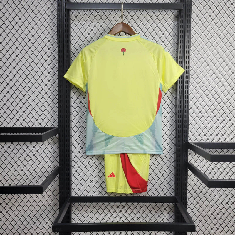Kit Infantil Espanha Away 2024/25 Adidas – camisa azul escura com detalhes em vermelho e dourado e shorts combinando, uniforme oficial infantil da seleção espanhola, leve e confortável para crianças de 3 a 13 anos."