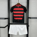 Kit Infantil Flamengo Home 2025/26 Adidas, camisa vermelha e preta listrada com shorts e meias combinando, uniforme oficial para crianças de 3 a 13 anos torcedoras do Flamengo."