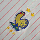 Kit Infantil França Away 2024/25 Nike – camisa azul escuro com detalhes em vermelho e branco e shorts combinando, uniforme infantil oficial da seleção francesa, leve, respirável e confortável para crianças de 3 a 13 anos."