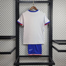 Kit Infantil França Away 2024/25 Nike – camisa azul escuro com detalhes em vermelho e branco e shorts combinando, uniforme infantil oficial da seleção francesa, leve, respirável e confortável para crianças de 3 a 13 anos."