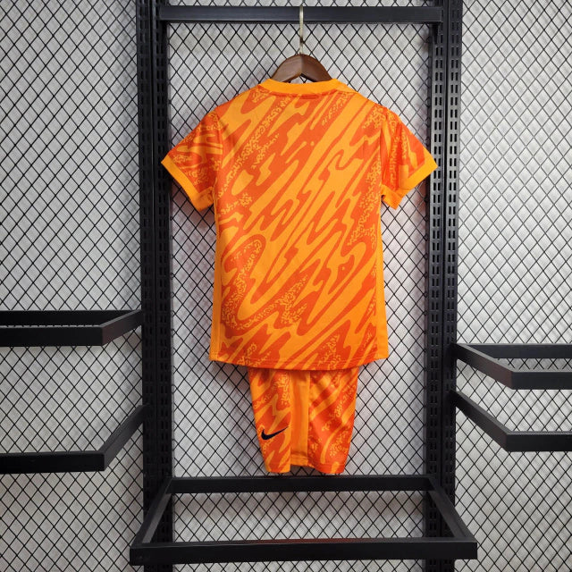 Kit Infantil Inglaterra Goleiro 2024/25 Nike na cor laranja vibrante, com camisa e shorts oficiais, escudo bordado da seleção inglesa e tecnologia Dri-FIT para máximo conforto."
