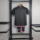 Kit Infantil Inter Miami Away 2024/25 Adidas – camisa rosa vibrante com detalhes em preto e shorts combinando, uniforme infantil oficial do Inter Miami, leve, respirável e confortável para crianças de 3 a 13 anos."
