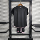 "Kit Infantil Inter Miami Away 2024/25 Adidas – camisa rosa vibrante com detalhes em preto e shorts combinando, uniforme infantil oficial do Inter Miami, leve, respirável e confortável para crianças de 3 a 13 anos."