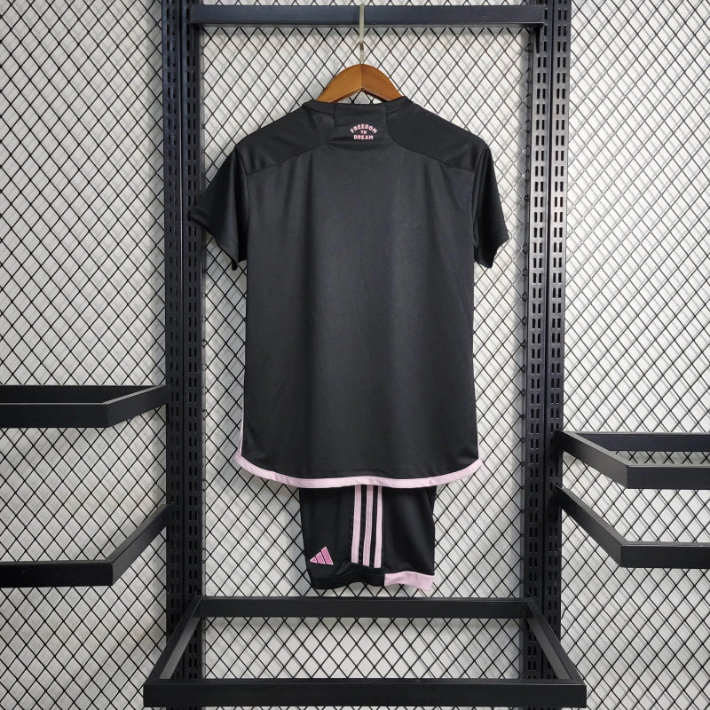 "Kit Infantil Inter Miami Away 2024/25 Adidas – camisa rosa vibrante com detalhes em preto e shorts combinando, uniforme infantil oficial do Inter Miami, leve, respirável e confortável para crianças de 3 a 13 anos."