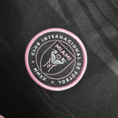 "Kit Infantil Inter Miami Away 2024/25 Adidas – camisa rosa vibrante com detalhes em preto e shorts combinando, uniforme infantil oficial do Inter Miami, leve, respirável e confortável para crianças de 3 a 13 anos."