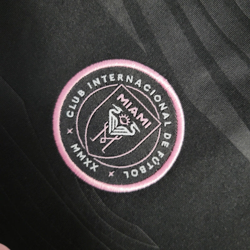 "Kit Infantil Inter Miami Away 2024/25 Adidas – camisa rosa vibrante com detalhes em preto e shorts combinando, uniforme infantil oficial do Inter Miami, leve, respirável e confortável para crianças de 3 a 13 anos."