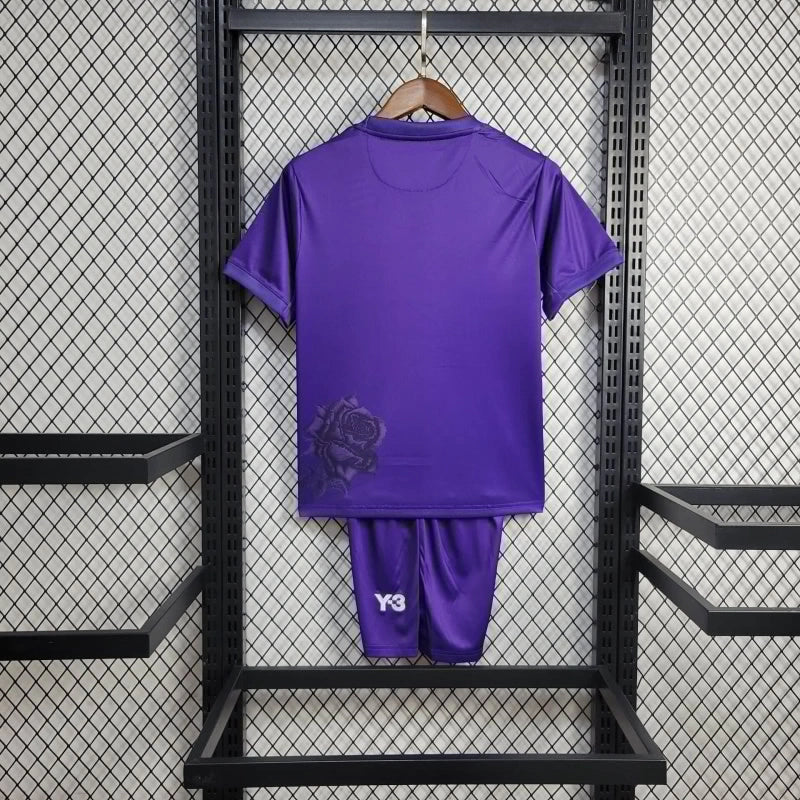 Kit Infantil Real Madrid 2024/25 Edição Especial Y-3 Roxa – camisa roxa com detalhes sofisticados e escudo oficial bordado, shorts combinando, uniforme infantil premium da seleção Real Madrid, leve, respirável e confortável para crianças de 3 a 13 anos."