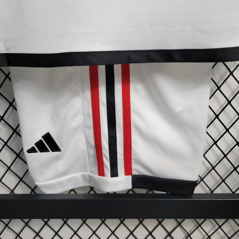 Kit Infantil São Paulo Home 2023/24 Adidas – Camisa branca com faixas vermelha e preta, short incluso, uniforme oficial infantil do SPFC com tecnologia AEROREADY."

