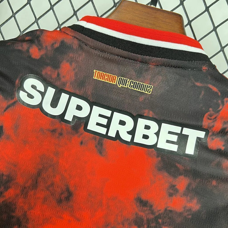 Kit Infantil São Paulo FC Third 2024/25 New Balance para pequenos torcedores, camisa manga curta e shorts oficiais, cores preta, vermelha e branca, escudo bordado do SPFC e logo New Balance, conforto e estilo para crianças de 3 a 13 anos