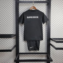 Kit Infantil Sporting CP Third III 2024/25 Nike – camisa com cores vibrantes e detalhes sofisticados, shorts combinando, uniforme infantil oficial do Sporting CP, leve, respirável e confortável para crianças de 3 a 13 anos."