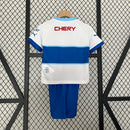 Kit Infantil Universidad Católica 2024/25 Puma – camisa azul com detalhes em branco e shorts combinando, uniforme infantil oficial da Universidad Católica, leve, respirável e confortável para crianças de 3 a 13 anos."