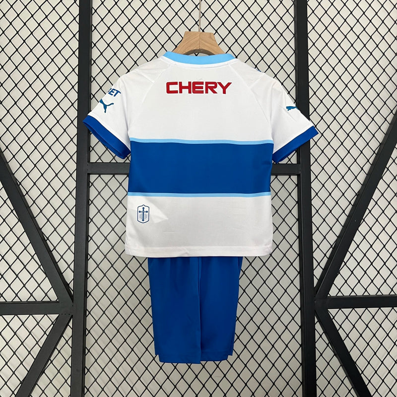 Kit Infantil Universidad Católica 2024/25 Puma – camisa azul com detalhes em branco e shorts combinando, uniforme infantil oficial da Universidad Católica, leve, respirável e confortável para crianças de 3 a 13 anos."