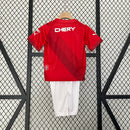 Kit Infantil Universidad Católica Away 2024/25 Puma – camisa vermelha com detalhes em branco e shorts combinando, uniforme infantil oficial da Universidad Católica, leve, respirável e confortável para crianças de 3 a 13 anos."