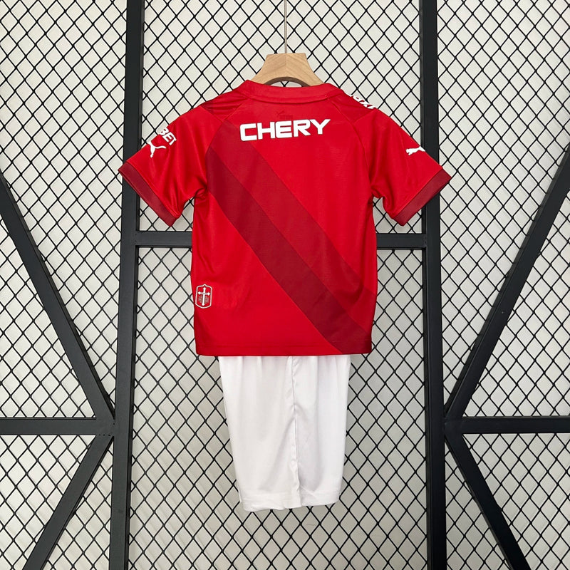 Kit Infantil Universidad Católica Away 2024/25 Puma – camisa vermelha com detalhes em branco e shorts combinando, uniforme infantil oficial da Universidad Católica, leve, respirável e confortável para crianças de 3 a 13 anos."