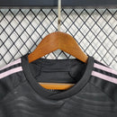 "Kit Infantil Inter Miami Away 2024/25 Adidas – camisa rosa vibrante com detalhes em preto e shorts combinando, uniforme infantil oficial do Inter Miami, leve, respirável e confortável para crianças de 3 a 13 anos."